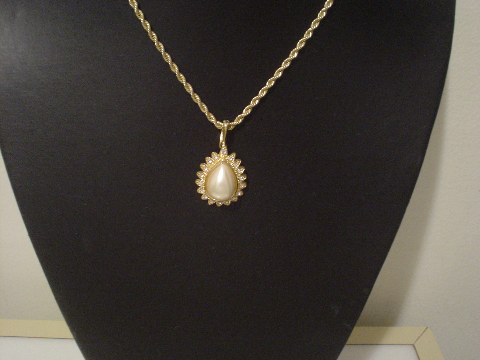 FO pendant American Showcase chain